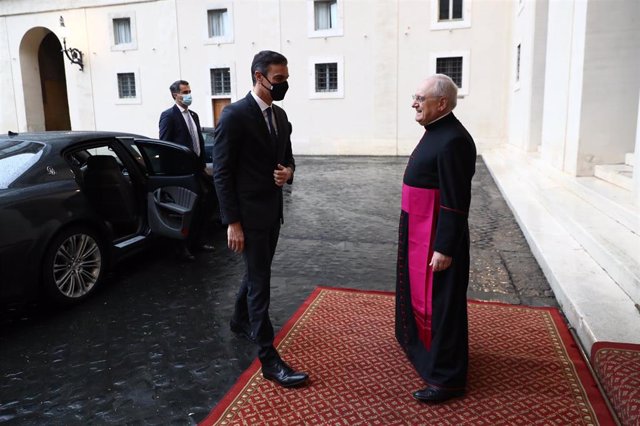 El presiddente del Gobierno Pedro Sánchez a su llegada al Vaticano para el encuentro con el Papa. A su llegada al patio de San Dámaso han sido recibido por el regente de la Casa Pontificia, Monseñor Leonardo Sapienza.