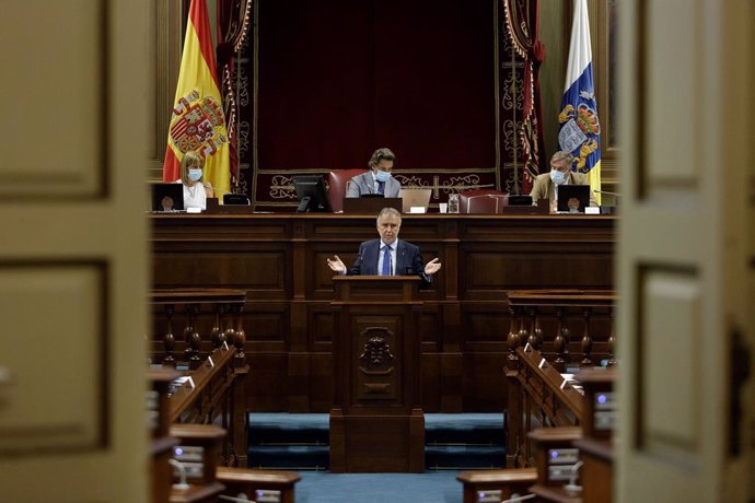 El presidente del Gobierno de Canarias, Ángel Víctor Torres, durante la última sesión plenaria del Parlamento autonómico en la que se debatió y aprobó sin votos en contra el Plan de reactivación de Canarias para afrontar la crisis del coronavirus