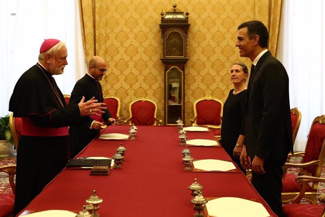 El presidente del Gobierno Pedro Sánchez se reúne con el secretario de Relaciones con los Estados, Monseñor Paul Richard Gallagher, tras su visita con el Papa en el Vaticano