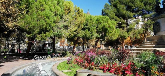 Comienza la renovación de los parterres de césped de la plaza de Los Sitios.