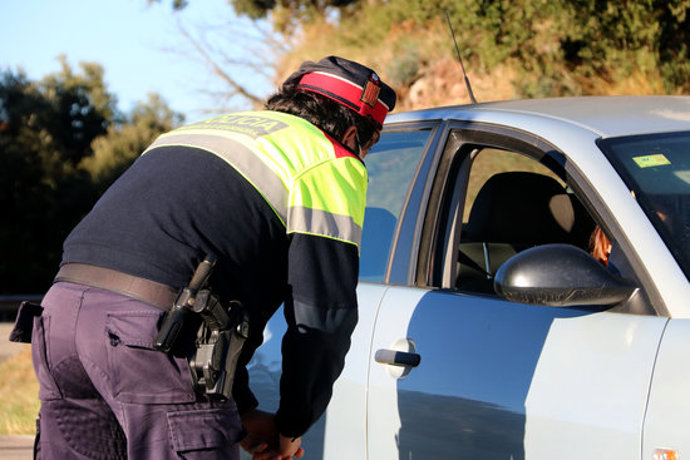 Pla tancat d'un agent dels Mossos d'Esquadra en un control per evitar l'entrada de vehicles privats al Parc Natural del Montseny, el 24 d'octubre del 2020 (horitzontal)