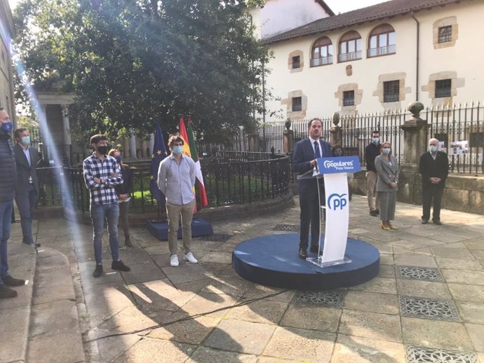 El presidente del PP Vasco, Carlos Iturgaiz, en un acto en Gernika para conmemorar el 41 aniversario del Estatuto,