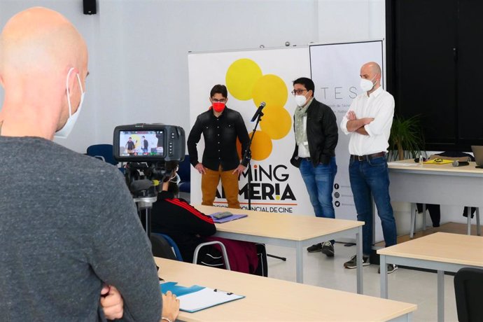 El diputado provincial de Cultura y Cine, Manuel Guzmán, ha dado la bienvenida a los alumnos del taller de 'pitching' previo al Fical