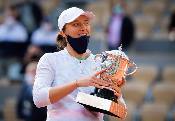 Tenis.- Iga Swiatek, campeona de Roland Garros, en cuarentena tras el positivo d