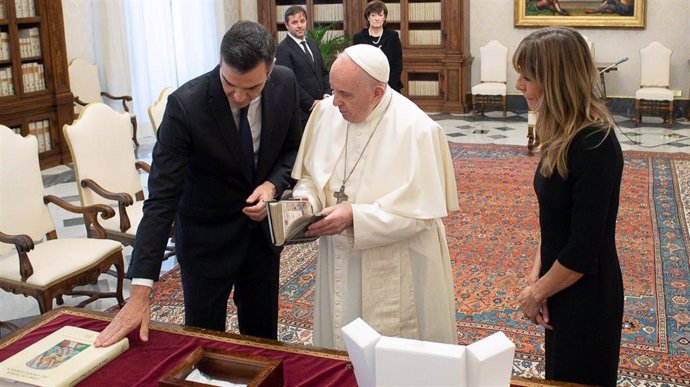 El presidente del Gobierno, Pedro Sánchez, intercambia regalos con el Papa durante su visita en el Vaticano, acompañado de su esposa Begoña Gómez. A 24 de octubre de 2020 en el Vaticano