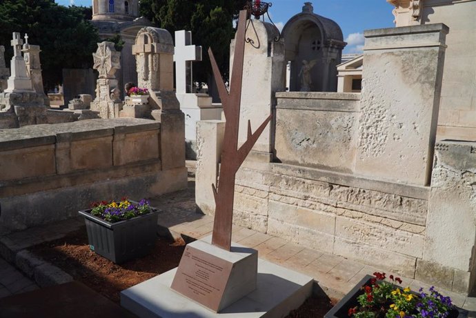 Árbol de la memoria en el cementerio de Mahón en recuerdo a las víctimas de la represión franquista.