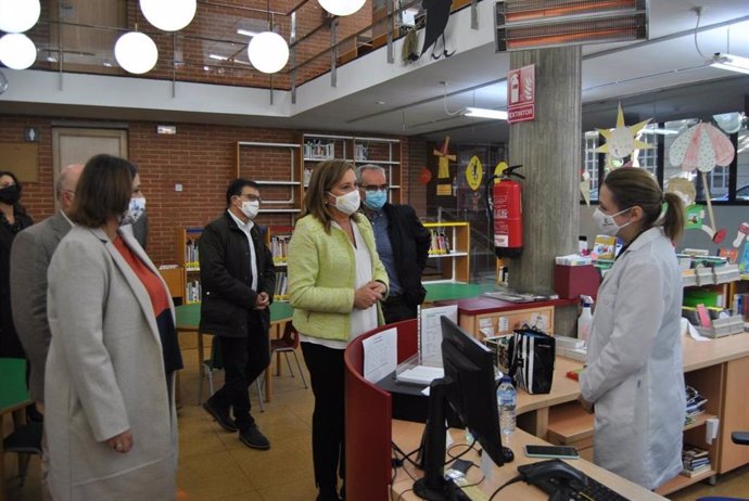 La consejera de Educación, Rosa Ana Rodríguez, visita la biblioteca pública de Albacete.