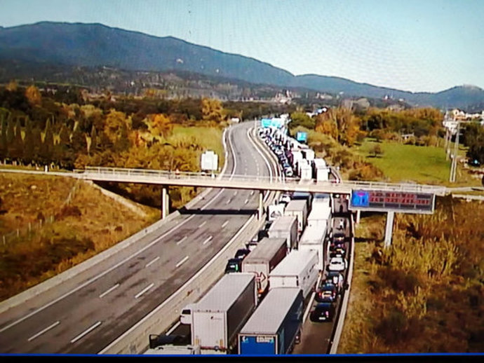 Cua de cotxes i camions aturats en sentit nord a l'AP-7 a l'Alt Empord per la manifestació contra la guerra a Armnia, el 24 d'octubre del 2020 (Horitzontal).