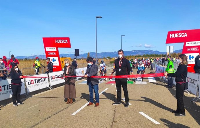 El alcalde de Huesca destaca el éxito de la salida de La Vuelta Ciclista a España desde la ciudad.