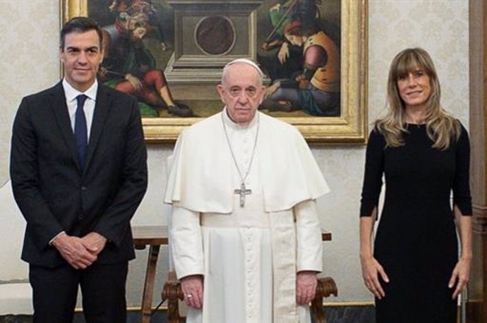 El presidente del Gobierno, Pedro Sánchez, se ha reunido por primera vez con el Papa Francisco, en el Vaticano, acompañado por su esposa Begoña Gómez. A 24 de octubre de 2020, en el Vaticano