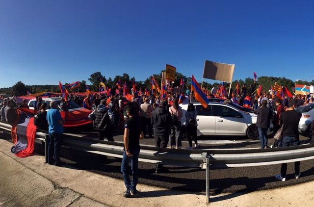 Una concentración de la comunidad armenia y la entidad Asociación Armenia en Catalunya Ararat corta la AP-7 en La Jonquera (Girona)