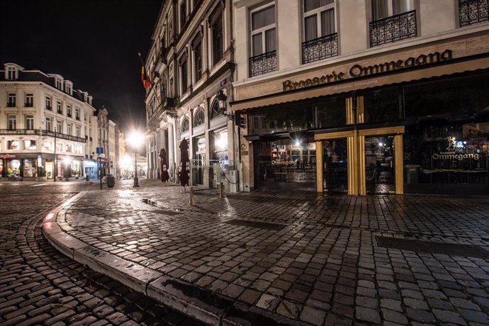Calle de Bruselas vacía durante el toque de queda impuesto por el coronavirus