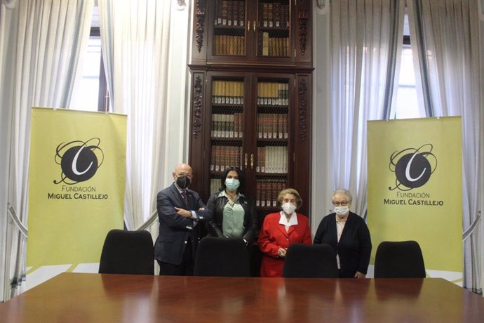 La delegada de Servicios Sociales del Ayuntamiento de Córdoba, Eva Timoteo, ha visitado la sede de la Fundación Miguel Castillejo después de que esta semana se firmara el primer convenio con esta fundación