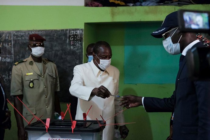 El president, Alpha Condé, vota en les presidencials a Guinea