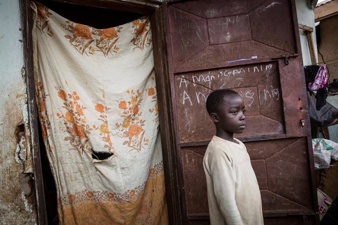 Un nen desplaat per la violncia al Camerun
