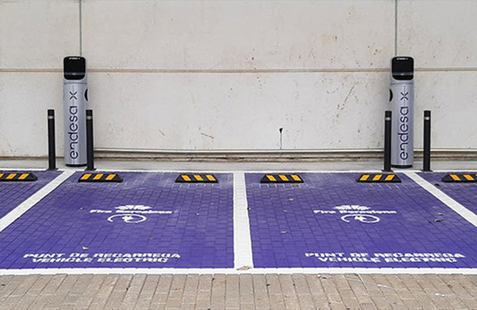 Imatge de dos punts de recrrega de vehicles electrics. Imatge del 2020. (Horitzontal)