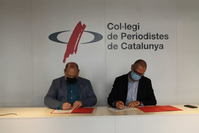 El deg del Collegi de Periodistes, Joan Maria Morros, i el president de l'rea de recursos humans, hisenda i serveis interns de la Diputació de Barcelona, Carlos Ruiz, van signar aquest dijous el conveni a la seu del collegi a Barcelona.