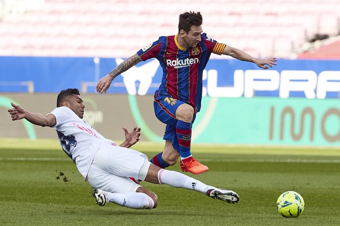 24 October 2020, Spain, Barcelona: Barcelona's Lionel Messi (R) and Real Madrid's Casemiro battle for the ball during the Spanish Primera Division soccer match between FC Barcelona and Real Madrid CF at Camp Nou. Photo: David Ramirez/DAX via ZUMA Wire/d