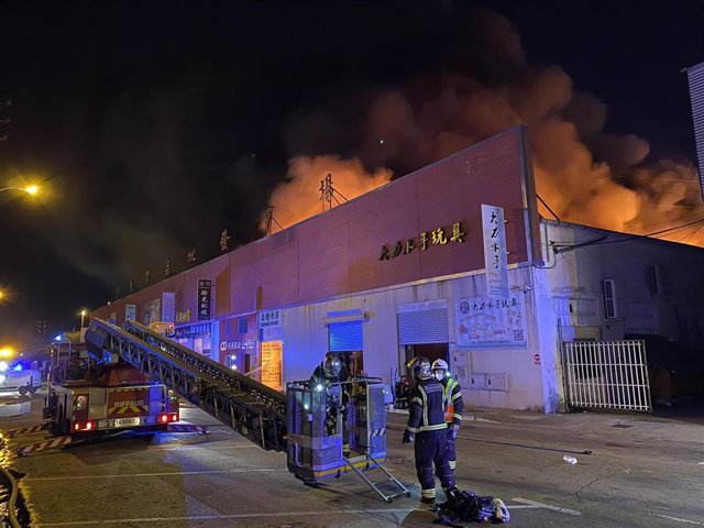 Bomberos de la Comunidad de Madrid y Fuenlabrada buscan extinguir un fuego en una nave industrial del polígono Cobo Calleja de Fuenlabrada