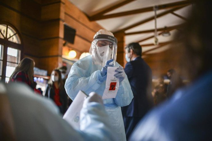 Un trabajador sanitario realiza test en Chile.