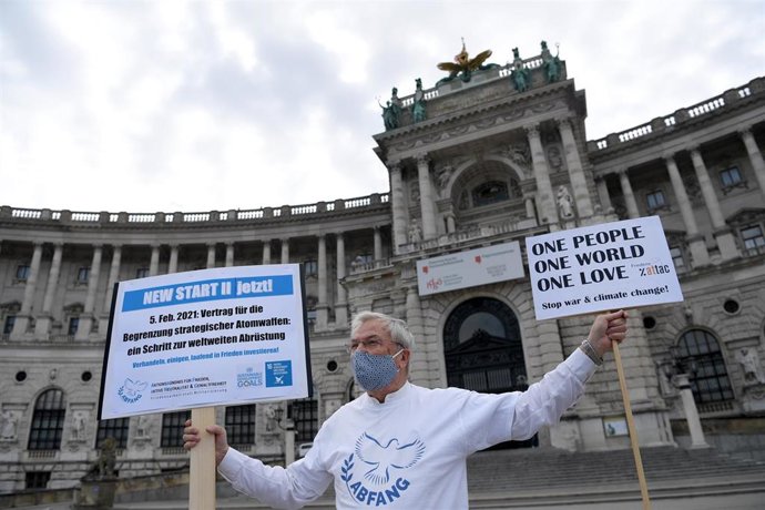 Un manifestante sujeta varias pancartas en una protesta de la Campaña para la Eliminación de todas las Armas Nucleares.