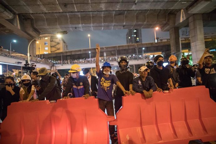 Protestantes tras una barricada en Bangkok