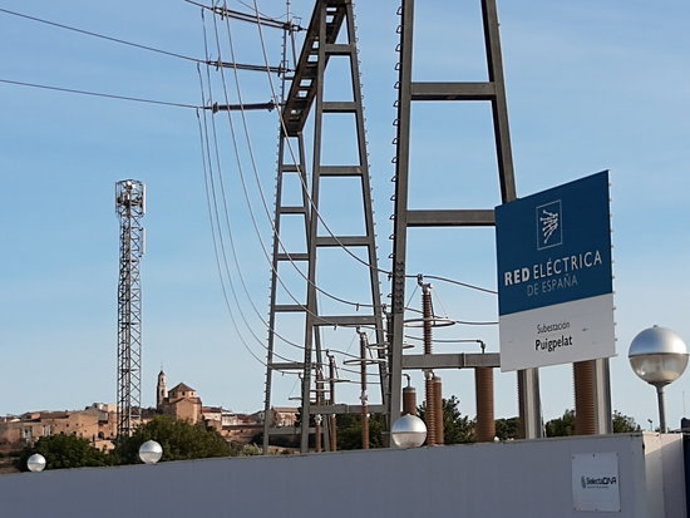 Pla tancat de la subestació elctrica de Puigpelat (Alt Camp) i del poble al fons. Imatge del 24 d'octubre del 2020. (Horitzontal)