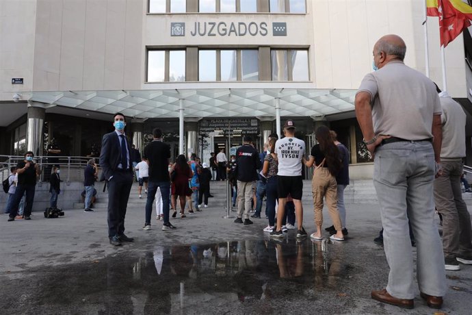 Varias personas hacen cola en los Juzgados de Plaza de Castilla, en Madrid (España), a 15 de septiembre de 2020.