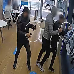 Una cmera de seguretat capta els dos detinguts robant en una de les botigues de telefonia (Horitzontal).