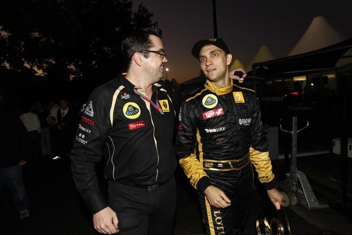 Vitaly Petrov, a la derecha, junto a Éric Boullier, entonces jefe de equipo de Renault F1, en 2011