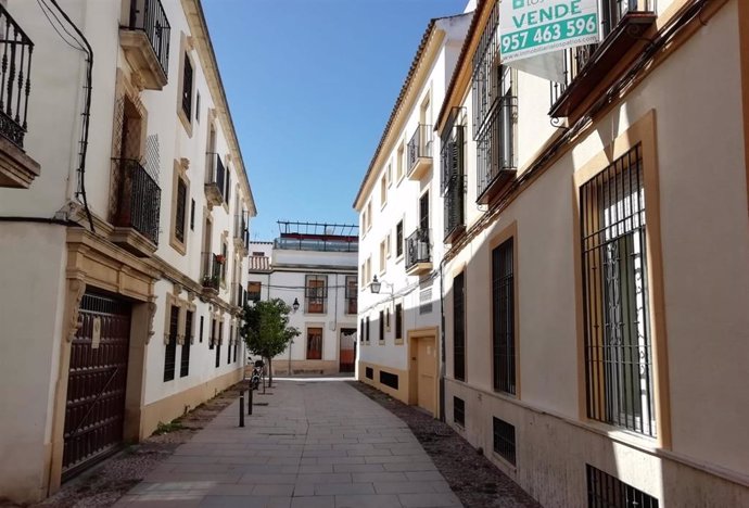 Una vivienda en venta en una calle del casco histórico de Córdoba.