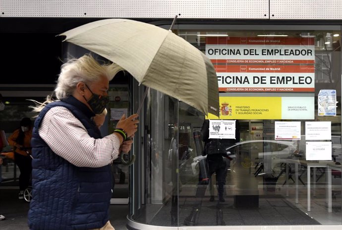 Una persona pasa al lado de una Oficina de Empleo en Madrid