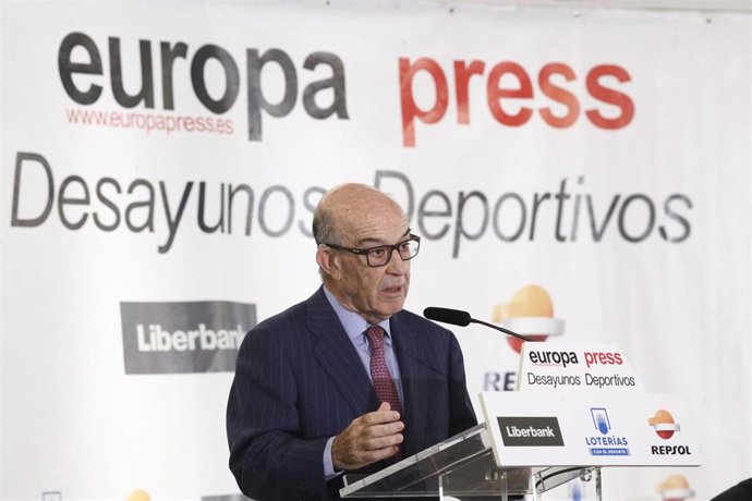 El director Ejecutivo (CEO) de Dorna Sports, Carmelo Ezpeleta, interviene en un Desayuno Deportivo de Europa Press. 