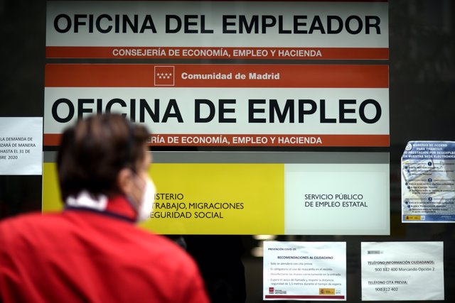 Una persona pasa al lado de una Oficina de Empleo en Madrid (España), a 2 de septiembre