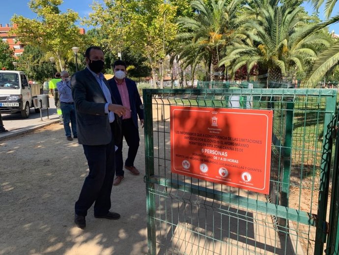 Murcia instala paneles informativos que contabilizan las desinfecciones para evitar el Covid-19 en las zonas caninas