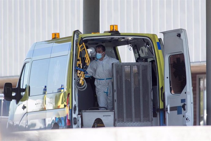 Un profesional sanitario prepara la camilla para bajar de la ambulancia a un paciente con Covid-19 que ha sido trasladado desde el Hospital de O Incio al Hospital de Lugo, Galicia (España), a 3 de septiembre de 2020. El centro de O Incio ha registrado y