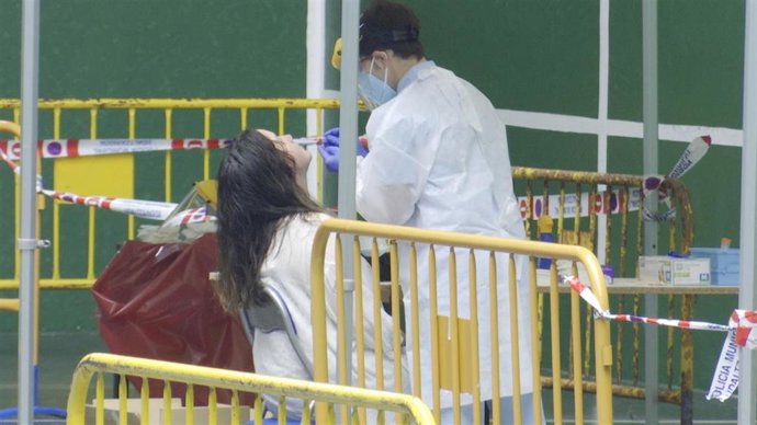 Una vecina de Tolosa (Gipuzkoa) se somete a la prueba PCR