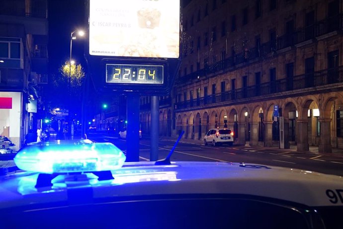 Panel luminoso que marca la hora 22:04 en Salamanca la noche en la que la ciudad ha vivido su primer toque de queda dictado por la Junta de Castilla y León para toda la región, en Salamanca.