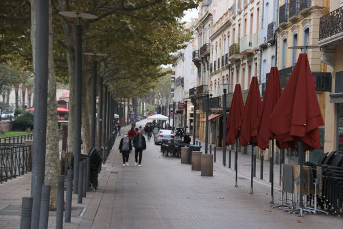 Pla general d'un carrer de Perpiny amb alguns dels bars tancats aquest diumenge 25 d'octubre de 2020. (Horitzontal)