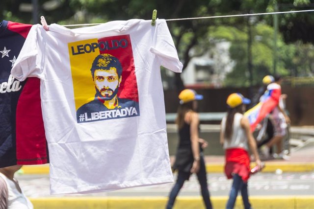 Camiseta con el rostro del dirigente opositor venezolano Leopoldo López