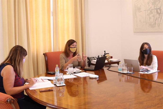La presidenta del Govern, Francina Armengol, durante una reunión este domingo.