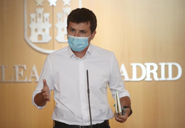 El portavoz de MásMadrid en la Asamblea de la Comunidad de Madrid, Pablo Gómez Perpinyà, ofrece una rueda de prensa tras la primera jornada del debate del Estado de la Región, en Madrid (España), a 14 de septiembre de 2020.