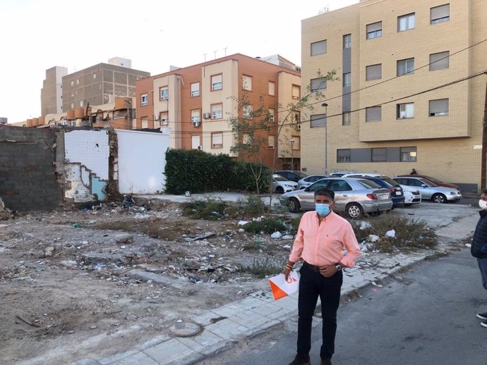 El portavoz del grupo municipal de Ciudadanos en el Ayuntamiento de Almería, Miguel Cazorla, visita el Barrio Alto