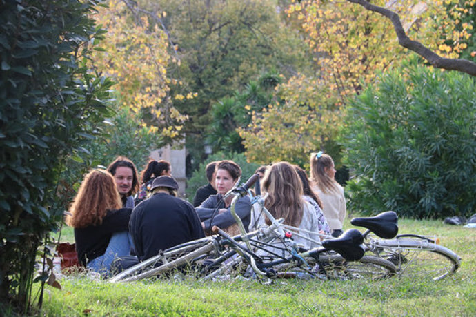 Diversos joves al Parc de la Ciutadella. Imatge del 25 d'octubre del 2020. (Horitzontal)