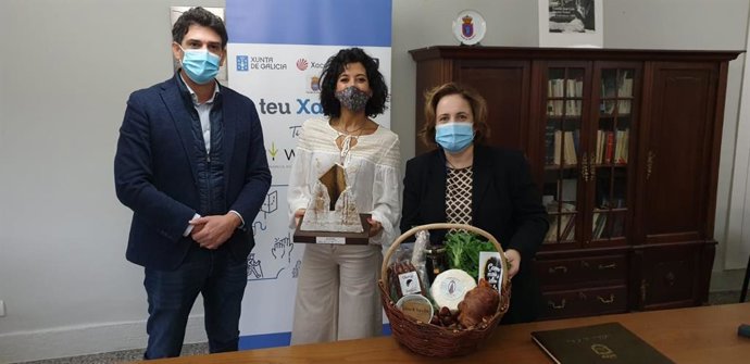 La cantante Lucía Pérez, nombrada embajadora del Camino de Triacastela, junto a la alcaldesa, Olga Iglesias, y al delegado de la Xunta en Lugo, Javier Arias.