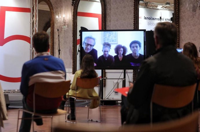 La familia Rockwell interviene durante la rueda de prensa de la película 'Sweet Thing'.