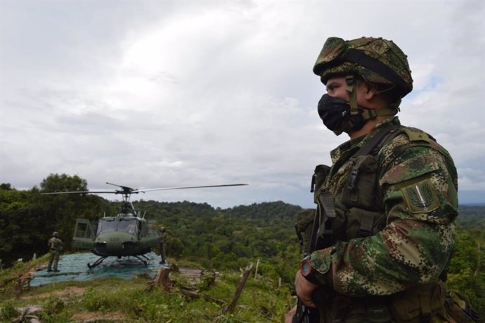 Un soldado junto a un helicóptero en Colombia