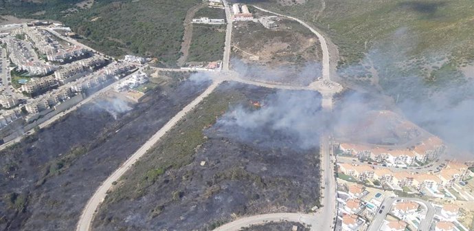 Unos 30 bomberos y un helicóptero intervienen en un incendio en La Línea (Cádiz)