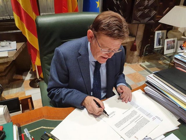 El 'president' de la Generalitat Valenciana, Ximo Puig, ha firmado un decreto por el que se ratifica que la prohibición de la movilidad nocturna en la Comunitat Valenciana es entre las 00.00 y las 06.00 debido a la pandemia de coronavirus