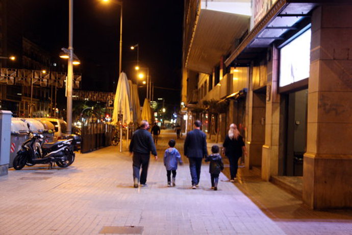 Pla mitj del carrer Parallel de Barcelona pocs minuts després de les deu de la nit. Imatge del 25 d'octubre de 2020. (Horitzontal)